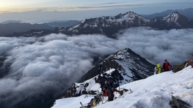 四川四姑娘山有攀山者疑脚软,从逾5000米山峰滑坠身亡。网图 四川四姑娘山有攀山者疑脚软,从逾5000米山峰滑坠身亡。网图