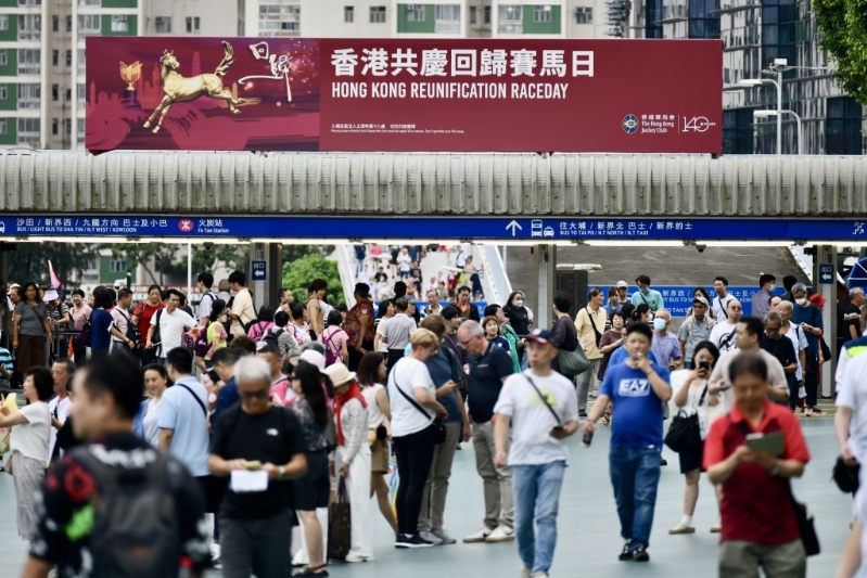 大批市民到沙田马场庆祝回归。 大批市民到沙田马场庆祝回归。