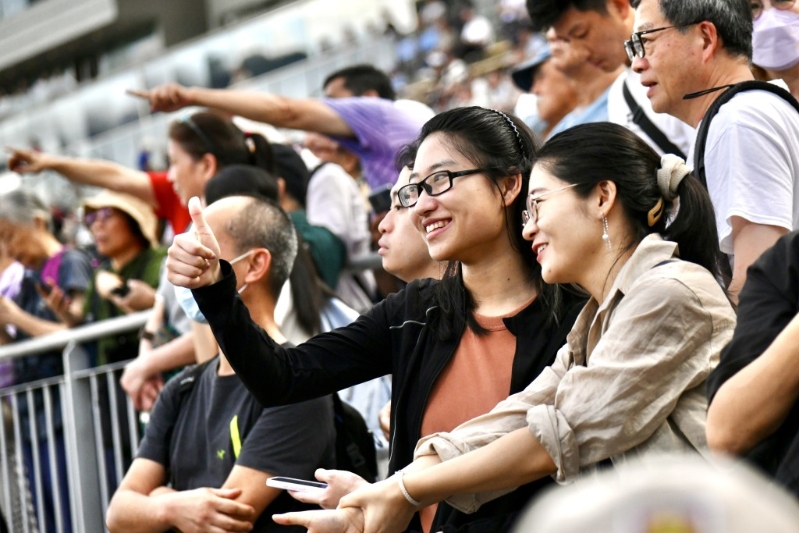 香港赛马会今日在沙田马场举行“香港共庆回归赛马日”。 香港赛马会今日在沙田马场举行“香港共庆回归赛马日”。