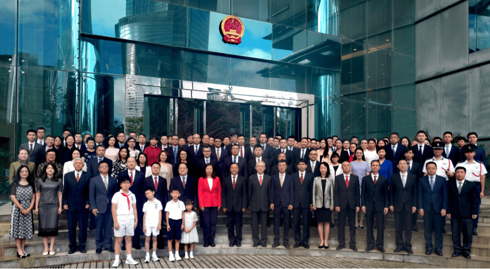 外交部驻港公署特派员崔建春亦带领全体署员及随任随居家属100多人参加升国旗仪式。驻港公署提供 外交部驻港公署特派员崔建春亦带领全体署员及随任随居家属100多人参加升国旗仪式。驻港公署提供