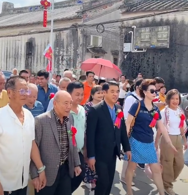 素里亚·庄龙琅集祖籍广东普宁果陇村,曾多次赴果陇村祭祖。 素里亚·庄龙琅集祖籍广东普宁果陇村,曾多次赴果陇村祭祖。