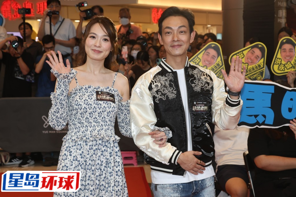 蔡洁、梁竞徽一齐走入活动现场。 蔡洁、梁竞徽一齐走入活动现场。