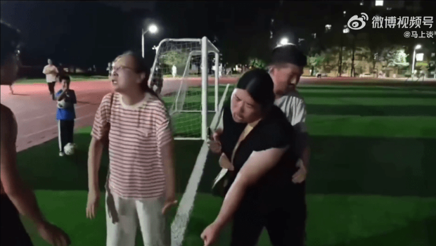 黑衫女子情绪激动怒骂身体不适倒地大学生。 黑衫女子情绪激动怒骂身体不适倒地大学生。