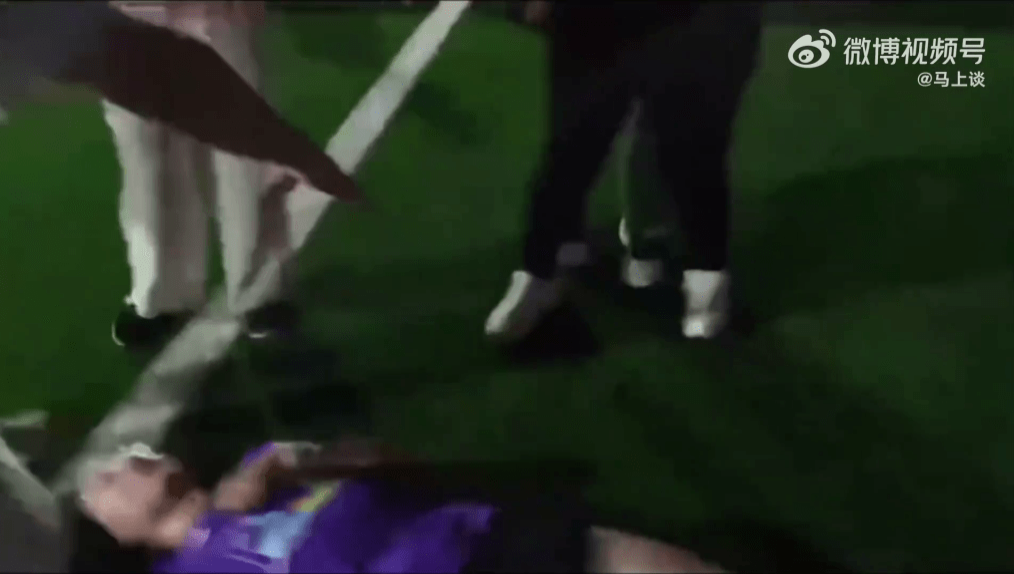 倒地大学生无力反抗。 倒地大学生无力反抗。