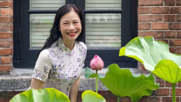 陈曼琪称社会安定助妇女绽放光芒 陈曼琪称社会安定助妇女绽放光芒