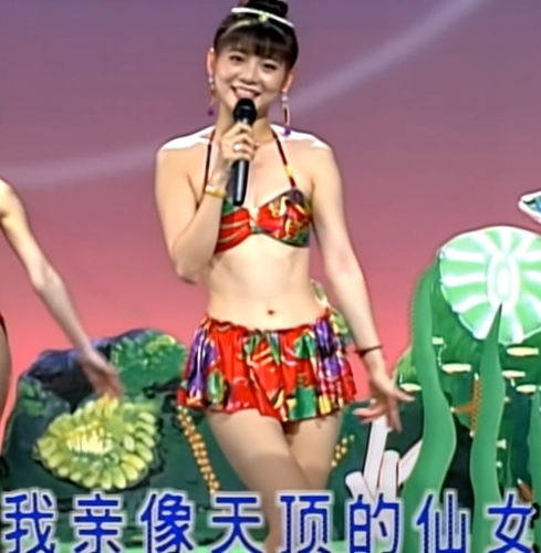 王彩桦公开30年前的泳装照。 王彩桦公开30年前的泳装照。