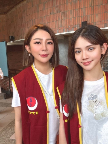 王彩桦、大女儿庭庭。 王彩桦、大女儿庭庭。