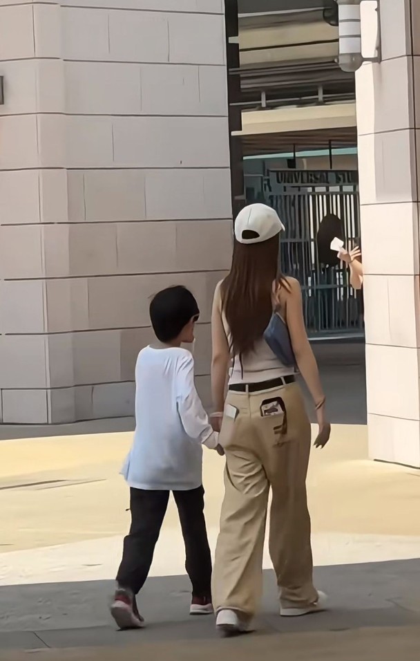 Angelababy近日被网民捕获,带囝囝到新加坡的主题乐园玩。 Angelababy近日被网民捕获,带囝囝到新加坡的主题乐园玩。