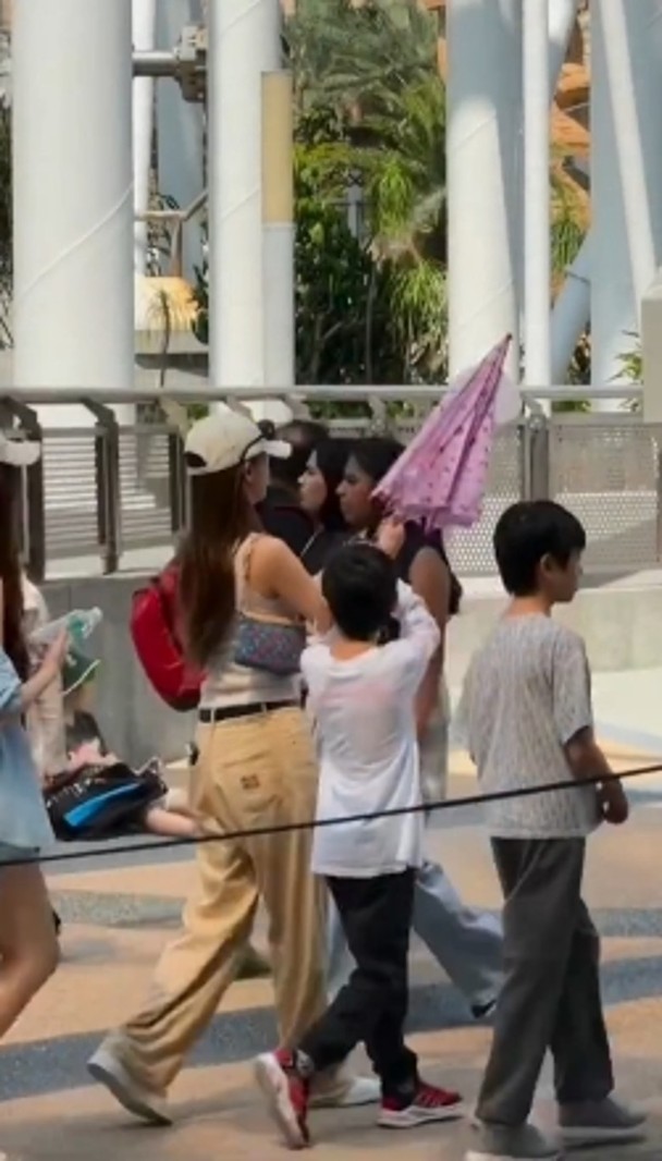 Angelababy两母子感情好好。 Angelababy两母子感情好好。