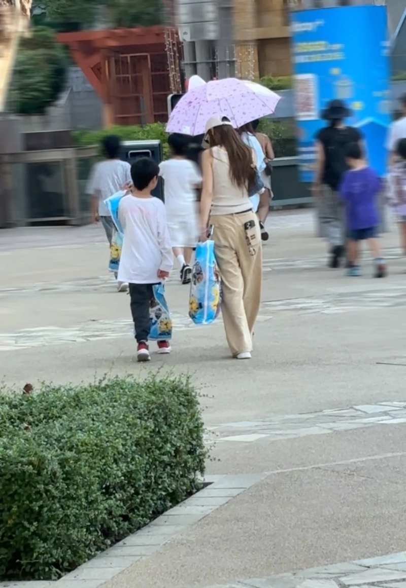 Angelababy买了不少纪念品。 Angelababy买了不少纪念品。