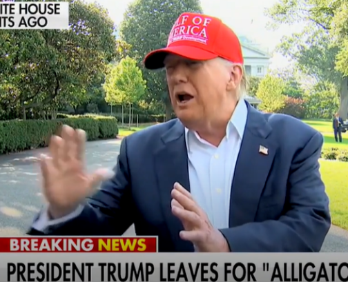 特朗普像波浪一样挥舞手臂,“建议”逃跑者跑曲线。 特朗普像波浪一样挥舞手臂,“建议”逃跑者跑曲线。