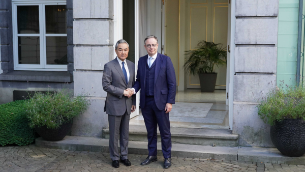 比利时首相德韦弗(Bart DeWever)7月1日在布鲁塞尔会见中国外交部长王毅。 比利时首相德韦弗(Bart DeWever)7月1日在布鲁塞尔会见中国外交部长王毅。