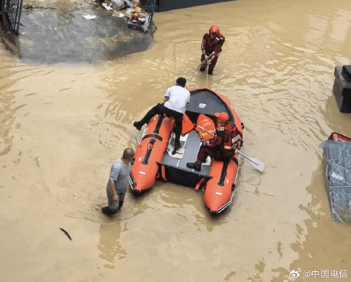 湖北咸丰暴雨,当地防汛抗旱指挥部调派125名消防救援人员,出动22台消防车、11艘舟艇。 湖北咸丰暴雨,当地防汛抗旱指挥部调派125名消防救援人员,出动22台消防车、11艘舟艇。