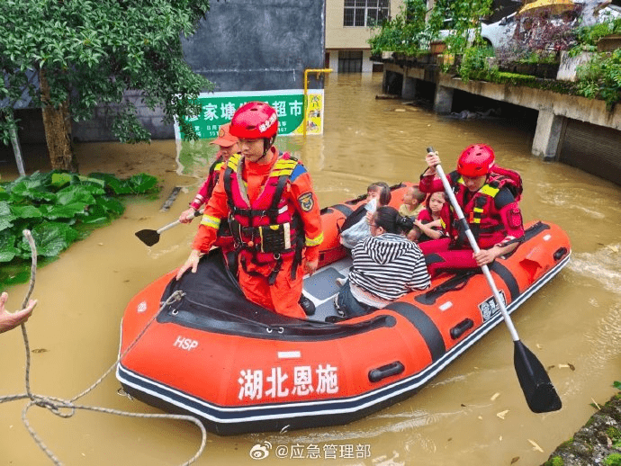 湖北咸丰暴雨,当地防汛抗旱指挥部调派125名消防救援人员,出动22台消防车、11艘舟艇 湖北咸丰暴雨,当地防汛抗旱指挥部调派125名消防救援人员,出动22台消防车、11艘舟艇