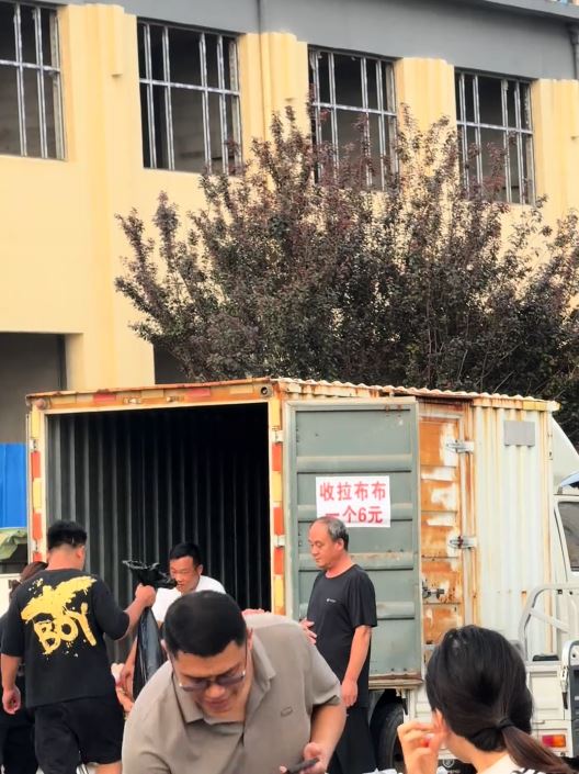 河南衡水出现翻版LABUBU街市。 河南衡水出现翻版LABUBU街市。