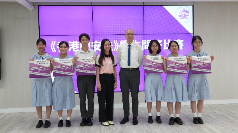 冯汉贤校长(右4)向同学送赠国安纪念品。 冯汉贤校长(右4)向同学送赠国安纪念品。