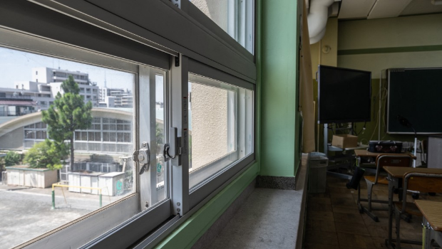 偷拍铅笔盒放在窗边奇怪位置,被班主任揭穿。 偷拍铅笔盒放在窗边奇怪位置,被班主任揭穿。