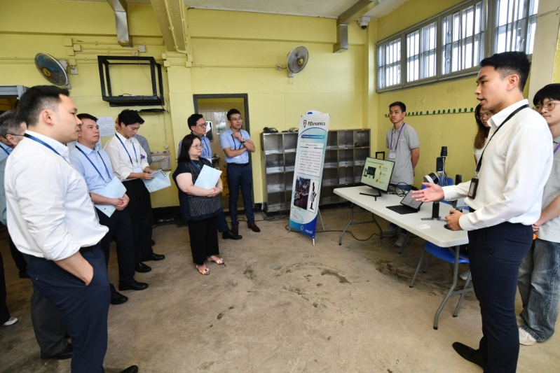 “智慧种子”人员与创科公司代表向部门的不同人员介绍他们所研发并切合惩教院所独特环境需要的创科方案。 “智慧种子”人员与创科公司代表向部门的不同人员介绍他们所研发并切合惩教院所独特环境需要的创科方案。