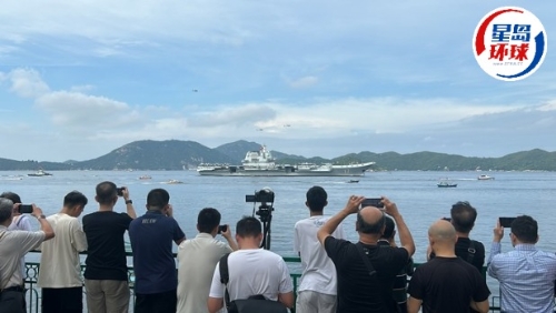 市民“霸靓位”观看航母群大感兴奋 市民“霸靓位”观看航母群大感兴奋