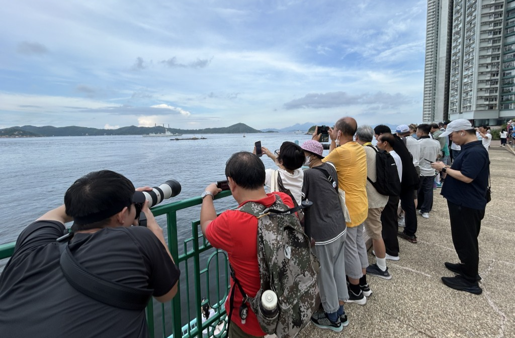 大批市民在海怡半岛海滨长堤观看山东舰航母群访港。 大批市民在海怡半岛海滨长堤观看山东舰航母群访港。