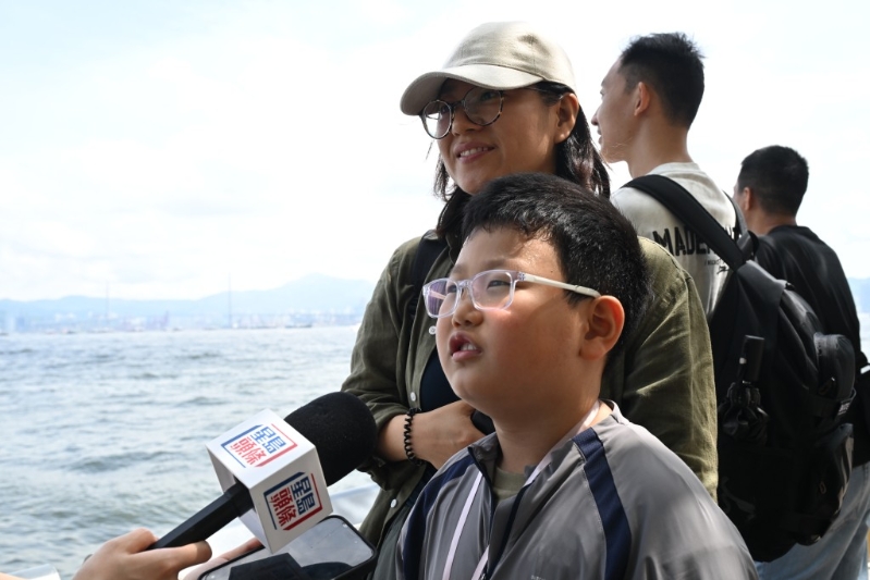 山东游客王小姐及7岁儿子今日特地到坚尼地城打卡山东舰。 山东游客王小姐及7岁儿子今日特地到坚尼地城打卡山东舰。