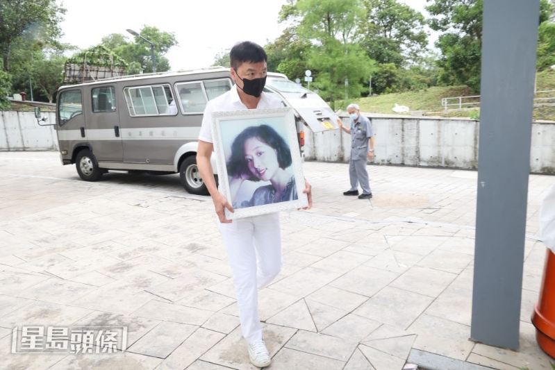 艾威上月为爱妻办告别仪式,之后捧着其遗照抵达火葬场。 艾威上月为爱妻办告别仪式,之后捧着其遗照抵达火葬场。