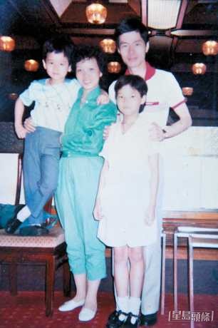 阮德锵(左)自幼在父母熏陶下对演戏产生浓厚兴趣。 阮德锵(左)自幼在父母熏陶下对演戏产生浓厚兴趣。