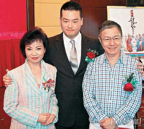 阮德锵是粤剧名伶阮兆辉(右)及尹飞燕的儿子。 阮德锵是粤剧名伶阮兆辉(右)及尹飞燕的儿子。