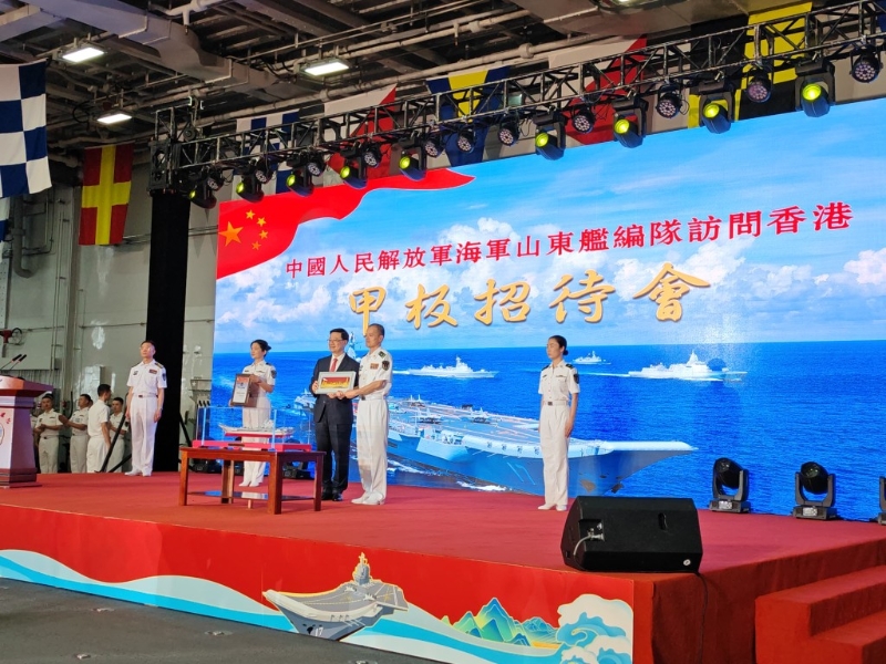 行政长官李家超(左三)出席山东舰上的甲板招待会。 行政长官李家超(左三)出席山东舰上的甲板招待会。