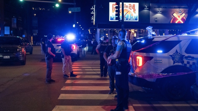 警员在芝加哥枪击案现场调查。 警员在芝加哥枪击案现场调查。