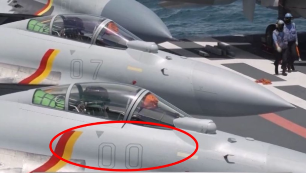 访港山东舰的甲板上,出现一架印有“00”编号的歼-15T(红圈)。 访港山东舰的甲板上,出现一架印有“00”编号的歼-15T(红圈)。