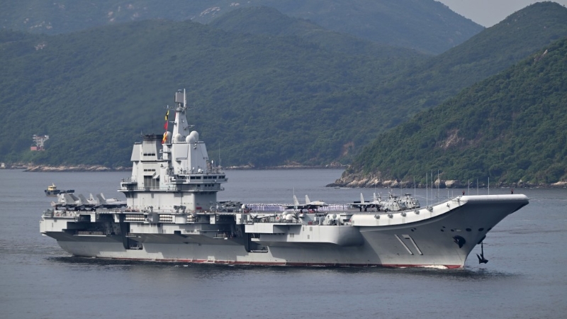 由航空母舰山东舰,导弹驱逐舰延安舰、湛江舰,导弹护卫舰运城舰组成的海军舰艇编队,将于7月3日至7日访港。 由航空母舰山东舰,导弹驱逐舰延安舰、湛江舰,导弹护卫舰运城舰组成的海军舰艇编队,将于7月3日至7日访港。