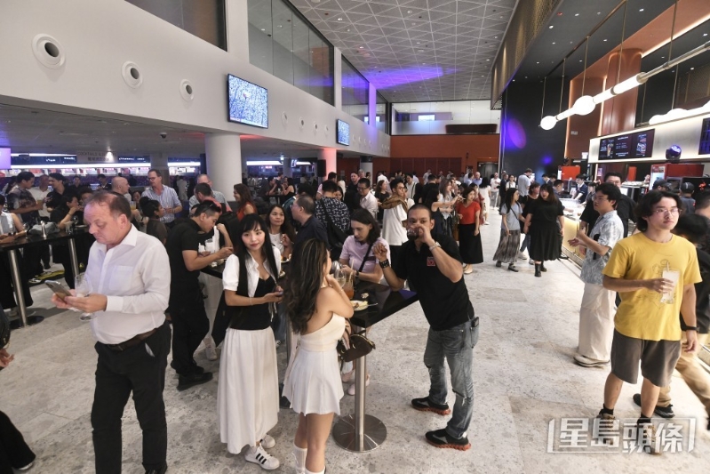 酒吧可容纳逾一千人,并融合体育赛事、音乐、美食和美酒元素,可满足各种需要。 酒吧可容纳逾一千人,并融合体育赛事、音乐、美食和美酒元素,可满足各种需要。