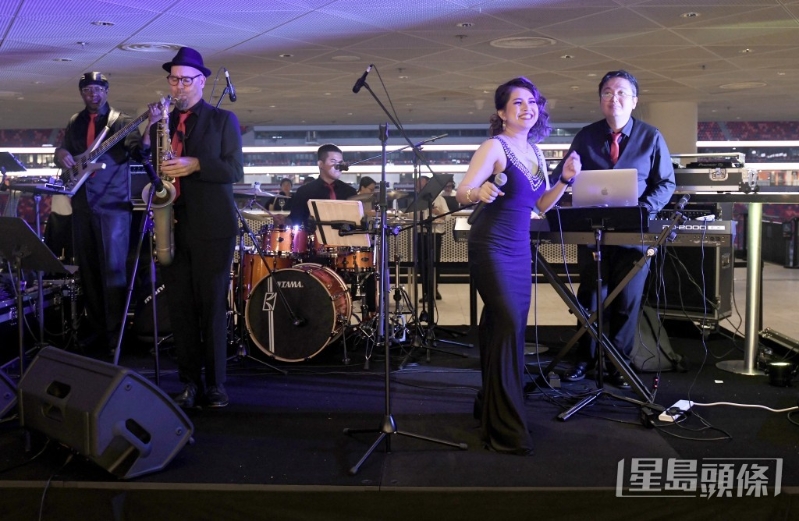 每逢周三至周日,现场更有乐队及DJ驻场演出。 每逢周三至周日,现场更有乐队及DJ驻场演出。