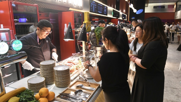 配备16台啤酒塔、64个啤酒龙头,供应9款精选啤酒及2款招牌特色鸡尾酒。 配备16台啤酒塔、64个啤酒龙头,供应9款精选啤酒及2款招牌特色鸡尾酒。