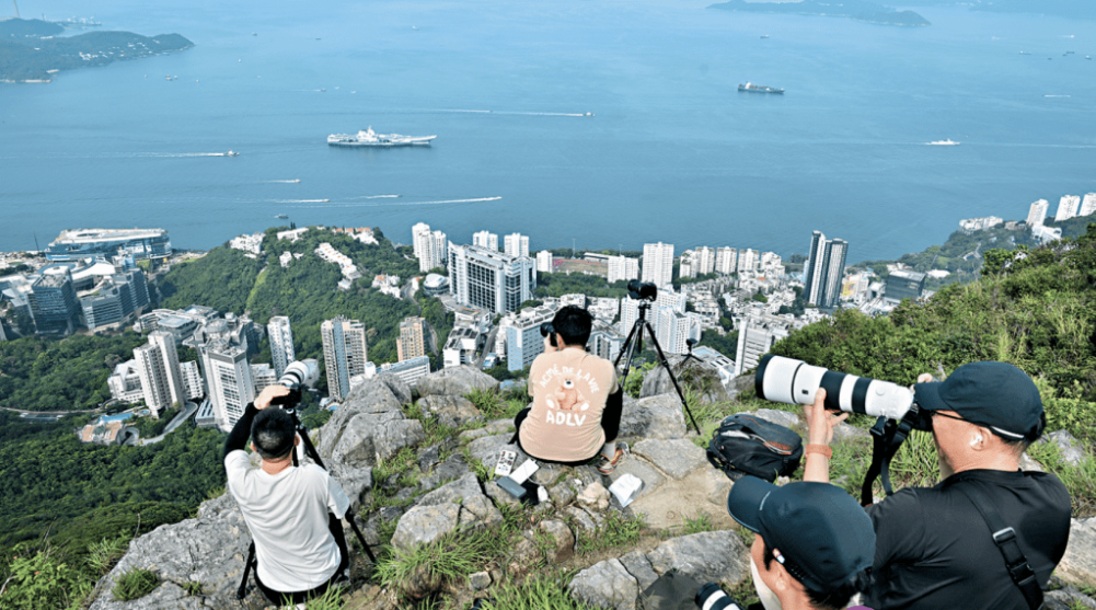大批香港市民昨晨涌至沿岸“霸靓位”拍摄山东舰编队。 大批香港市民昨晨涌至沿岸“霸靓位”拍摄山东舰编队。