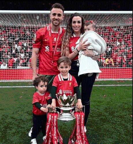 祖达与妻子卢迪·卡多索(Rute Cardoso)自16岁相恋,于2013年开始交往,育有两子一女。 祖达与妻子卢迪·卡多索(Rute Cardoso)自16岁相恋,于2013年开始交往,育有两子一女。