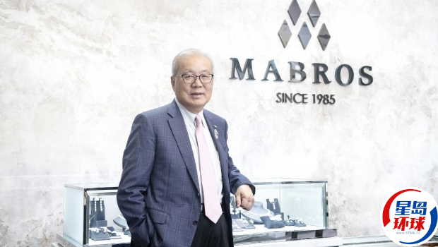利兴钻石集团行政总裁马墉宜指,1985年成立的万宝廊珠宝(Mabros Jewellery),是集团首个零售品牌。 利兴钻石集团行政总裁马墉宜指,1985年成立的万宝廊珠宝(Mabros Jewellery),是集团首个零售品牌。