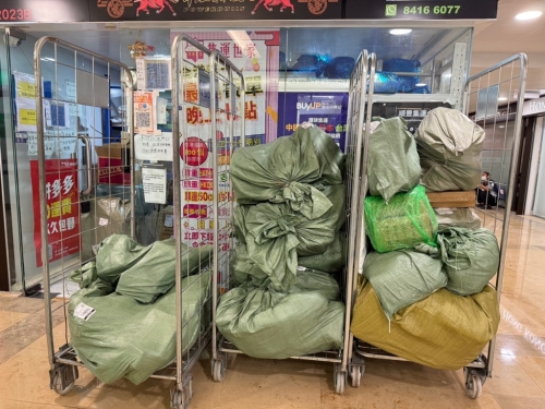 部分快递自提点的货物多到堆出店外。 部分快递自提点的货物多到堆出店外。