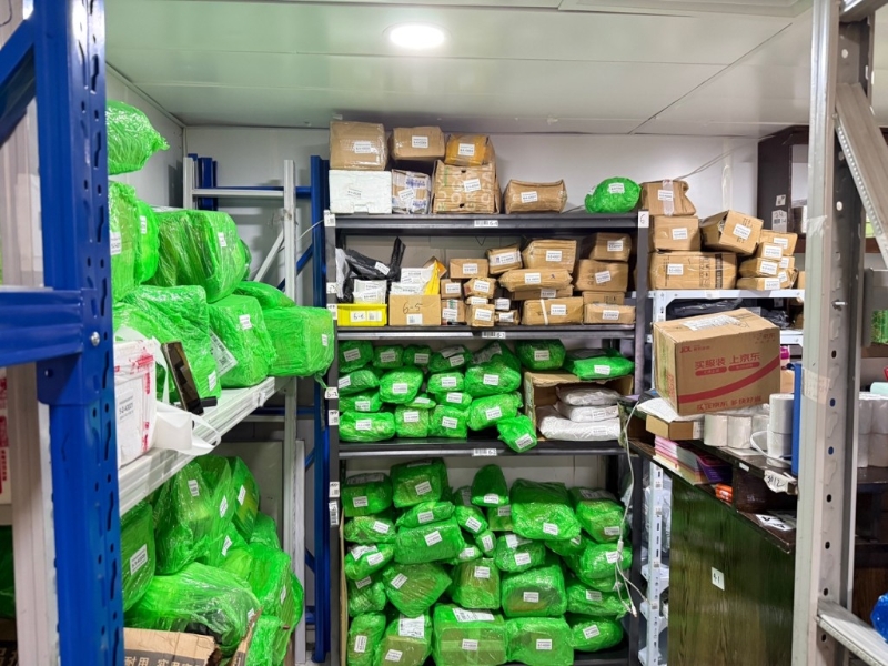 不少市民透过网购平台购入货物。 不少市民透过网购平台购入货物。