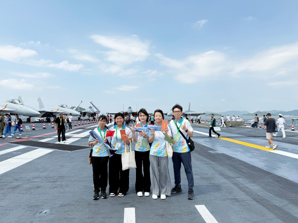 惩教署青少年制服团队“更生先锋领袖”(RPL)获邀登舰参观。 惩教署青少年制服团队“更生先锋领袖”(RPL)获邀登舰参观。