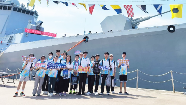 团队成员对国家自主研发的军事技术深感震撼。 团队成员对国家自主研发的军事技术深感震撼。