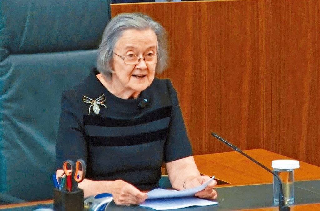 政府指何熙怡当年称因私人原因不续任,与现时说法有差异。 政府指何熙怡当年称因私人原因不续任,与现时说法有差异。