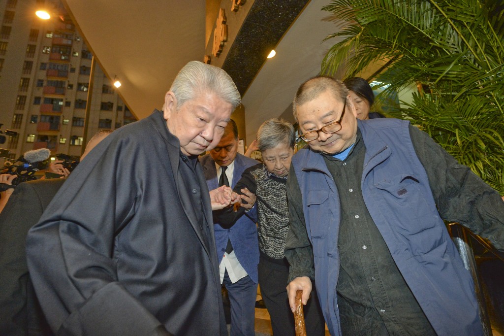 已故蔡澜与倪匡参加金庸私人丧礼。 已故蔡澜与倪匡参加金庸私人丧礼。