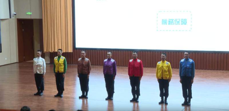 7名分别穿上白色、绿色、棕色、紫色、红色、黄色及蓝色识别服的“甲板彩虹人”舰员。 7名分别穿上白色、绿色、棕色、紫色、红色、黄色及蓝色识别服的“甲板彩虹人”舰员。