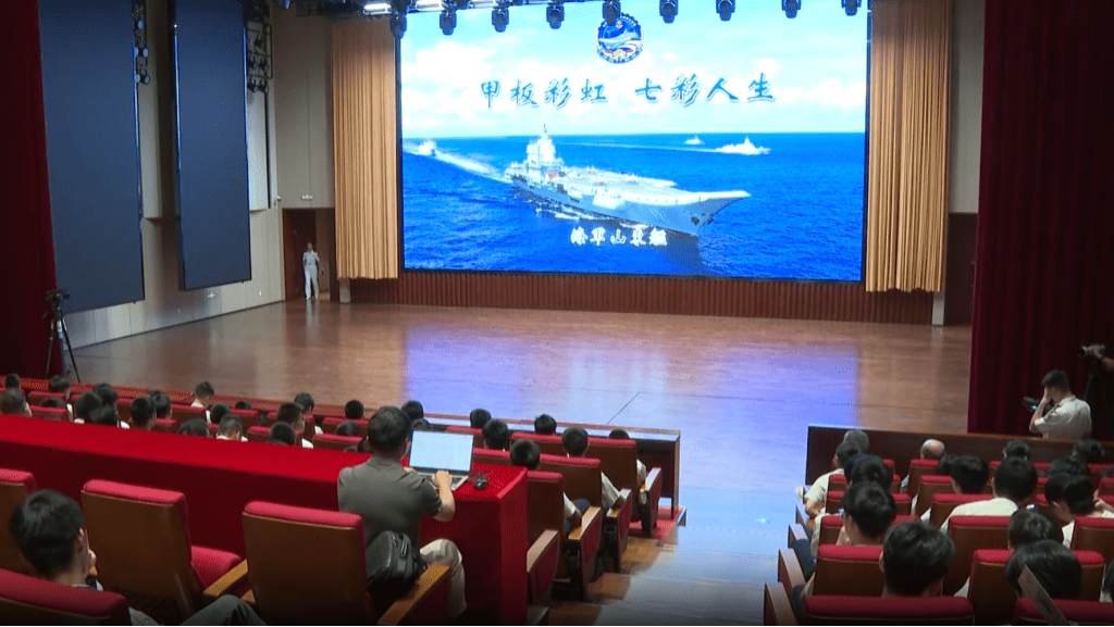 活动以“甲板彩虹 七彩人生”为主题。 活动以“甲板彩虹 七彩人生”为主题。