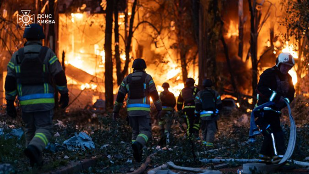俄空袭基辅酿成数十宗火灾。 俄空袭基辅酿成数十宗火灾。