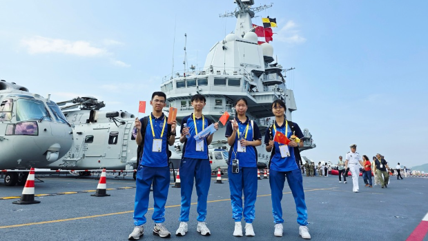 队员在甲板近距离观察直升机等先进军备。 队员在甲板近距离观察直升机等先进军备。