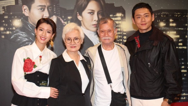 雪妮与老公唐佳形影不离。 雪妮与老公唐佳形影不离。