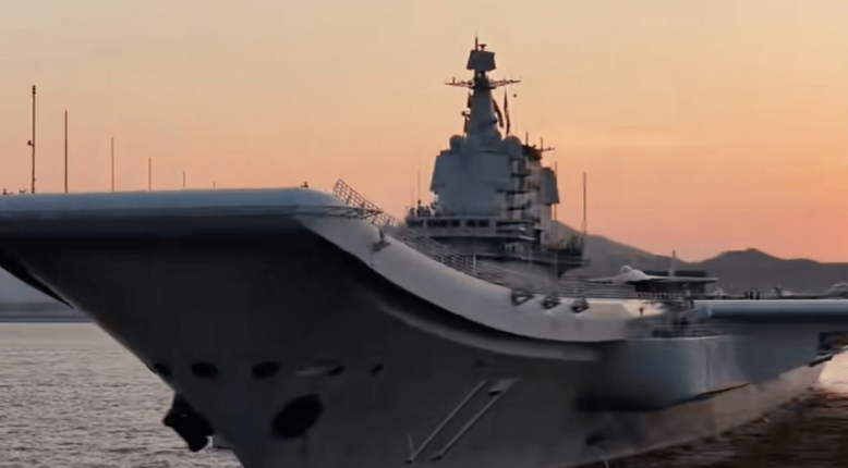 夕阳下的山东舰 夕阳下的山东舰